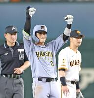 　７回、走者一掃の適時二塁打を放ち、塁上でガッツポーズを見せる木浪（撮影・中田匡峻）