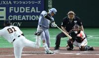　７回、走者一掃の適時二塁打を放つ木浪（撮影・金田祐二）