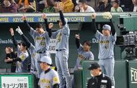 　７回、木浪の走者一掃の適時二塁打に喜ぶ村上（右端）ら（撮影・金田祐二）