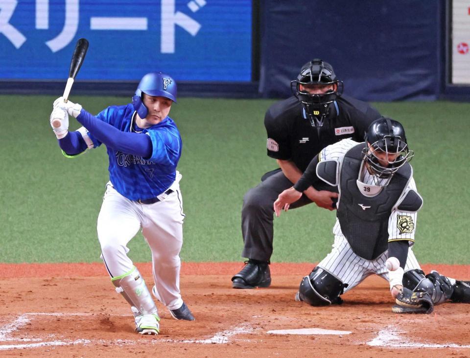 　９回、佐野のスイングがファウルと判定される（撮影・立川洋一郎）