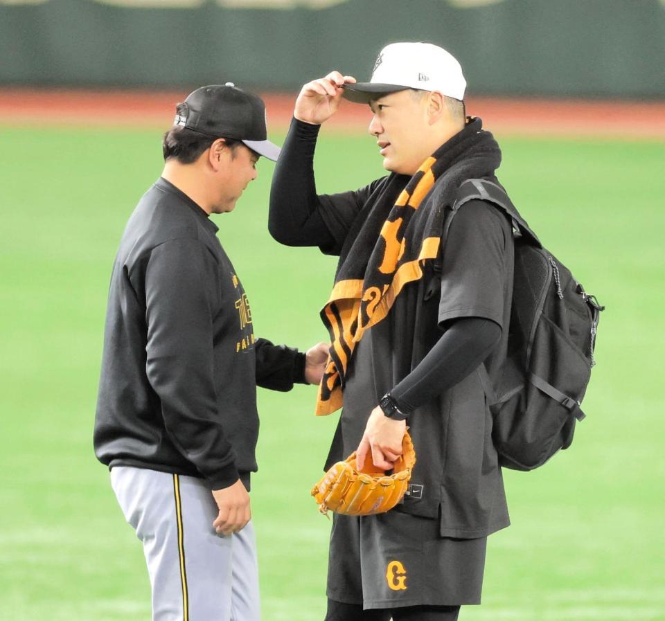 　野村コーチ（左）と話す田中将（撮影・西岡正）