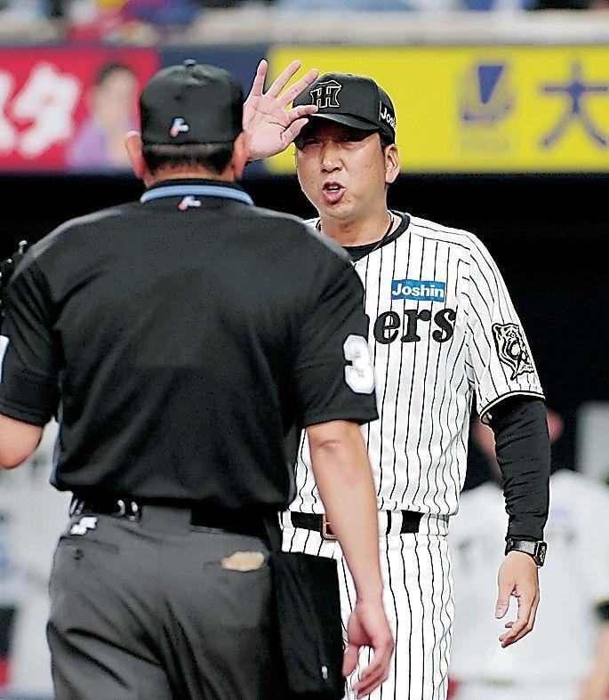 ９回、佐野のファウル判定を球審に確認する藤川監督＝３日