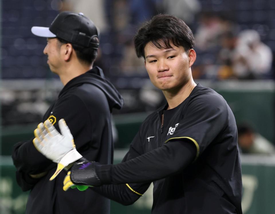 　藤川監督（奥）と言葉を交わした森下（撮影・中田匡峻）