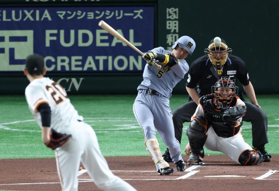 　１回、中前打を放つ近本（撮影・金田祐二）