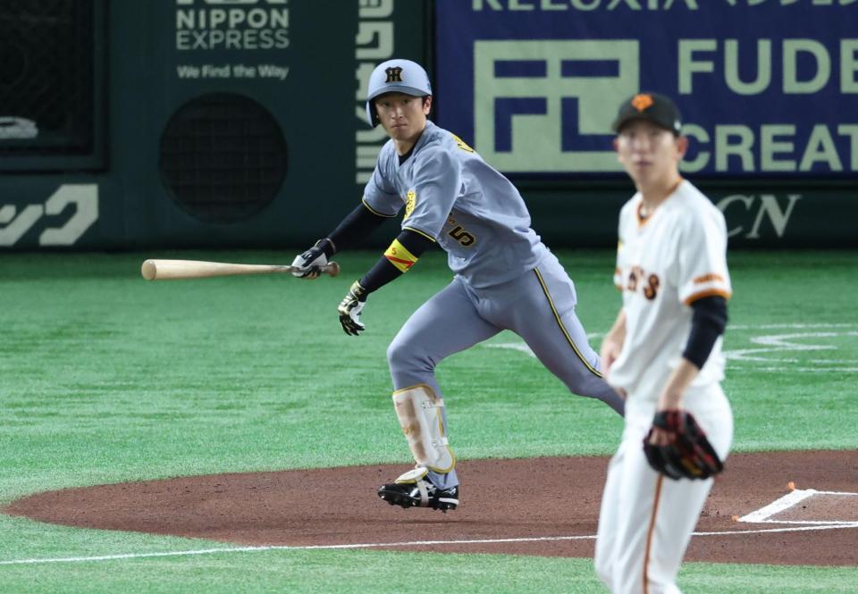 　１回、中前打を放つ近本（撮影・金田祐二）