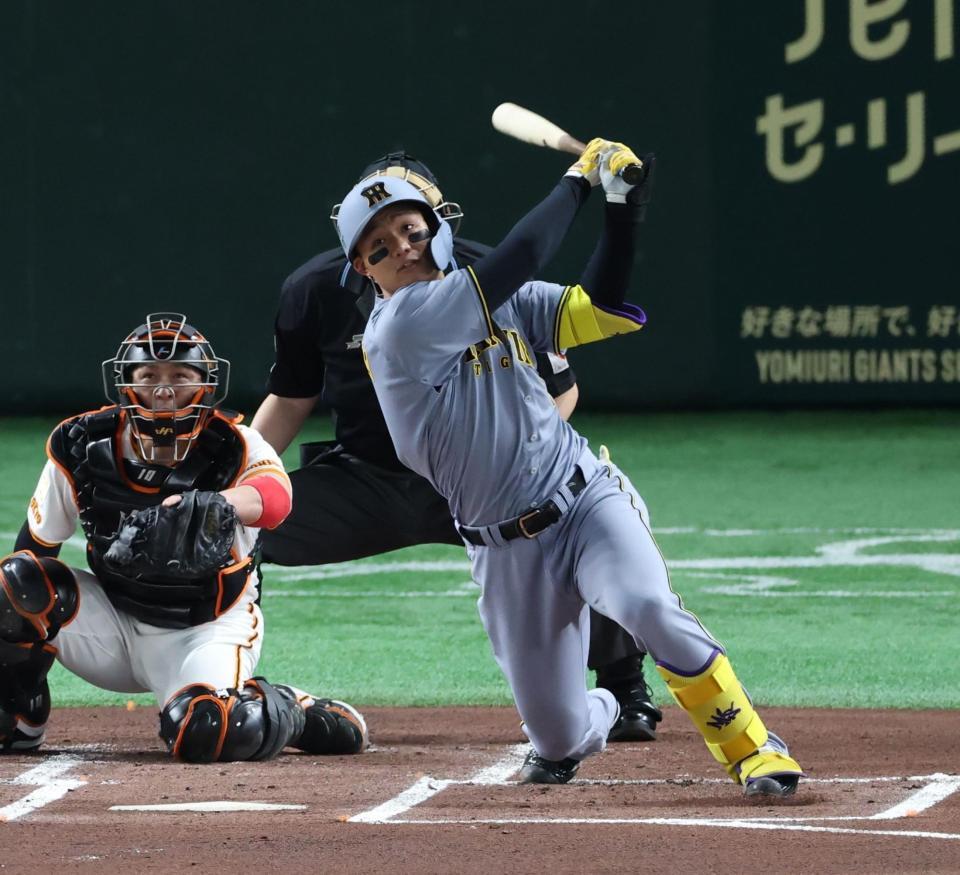 　１回、中犠飛を放つ森下（撮影・金田祐二）