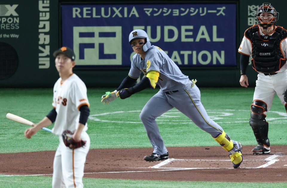 　１回、中犠飛を放つ森下（撮影・金田祐二）
