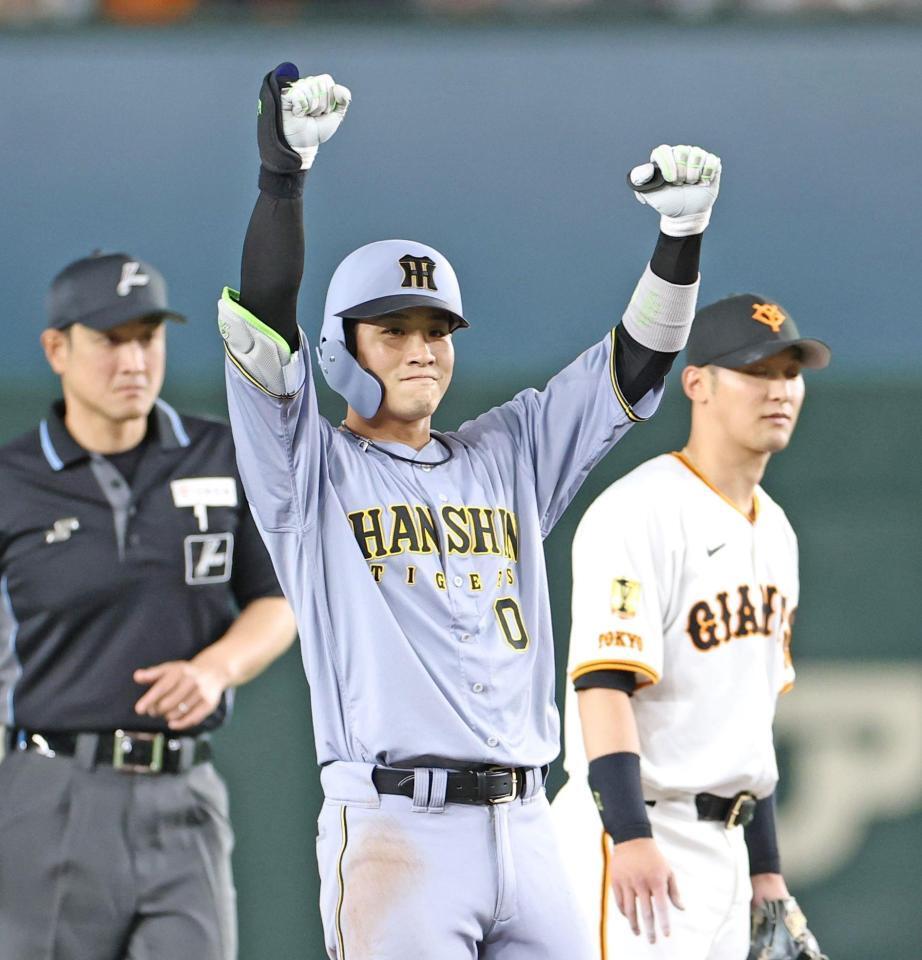 　７回、走者一掃の適時二塁打を放ち、塁上でガッツポーズを見せる木浪（撮影・中田匡峻）