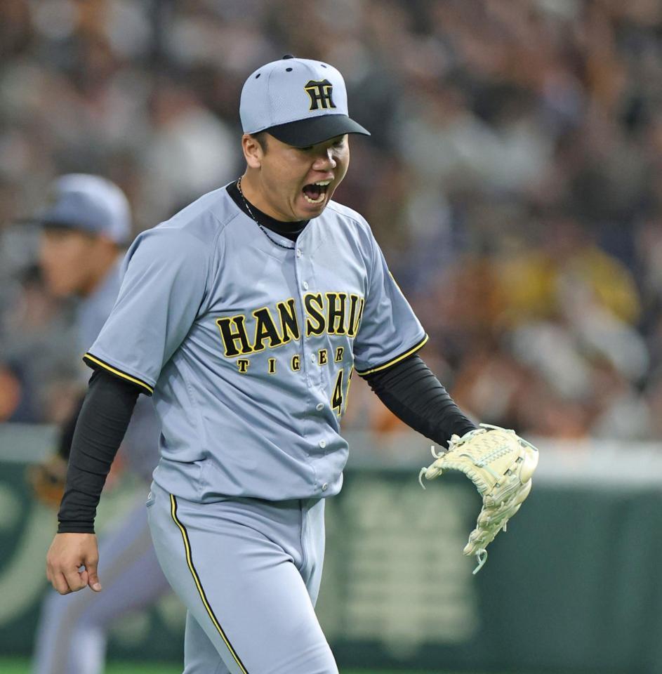 　７回、大城卓を二ゴロに打ち取りほえる村上（撮影・中田匡峻）