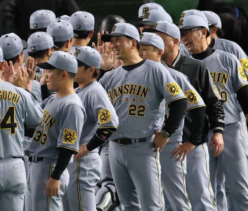 　笑顔でナインを迎える藤川監督（撮影・金田祐二）