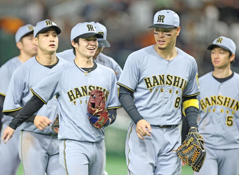 　巨人に快勝し、笑顔を見せる中野（手前左）ら阪神ナイン（撮影・中田匡峻）