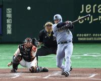 　３回、中前適時打を放つ大山（撮影・金田祐二）