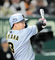 　３回、中前適時打を放つ大山（撮影・西岡正）