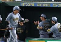 　３回、坂本の適時打で生還した大山を拍手で迎える藤川監督（撮影・金田祐二）