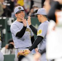 　巨人に勝利し、笑顔でナインとタッチを交わす藤川監督（撮影・西岡正）