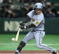 　１回、中前打を放つ中野（撮影・中田匡峻）