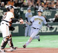 　２回、大山の勝ち越し打で生還する中野（撮影・西岡正）