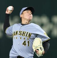 　７回、力を込めて投げる村上（撮影・中田匡峻）