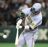 　７回、レフトへ走者一掃となる３点適時二塁打を放つ木浪（撮影・中田匡峻）