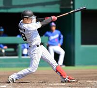 　２回、先制ソロを放つ中川（撮影・西田忠信）