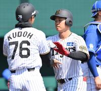 　２回、先制本塁打を放ち生還する中川（右）＝撮影・西田忠信