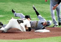 　３回、前川の二塁打での本塁突入を諦め、間一髪帰塁する大山＝４日