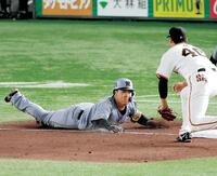 　３回、前川の二塁打での本塁突入を諦め、間一髪帰塁する大山＝４日