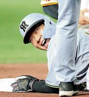 　３回、間一髪でセーフになり、安堵（あんど）の表情を見せる大山＝４日