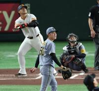 １回、岡本に適時三塁打を浴びる富田（撮影・金田祐二）