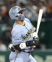 ７回、死球を受ける前川（撮影・中田匡峻）