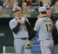 　最後を締めた岩崎（右）を拍手で迎える藤川監督（撮影・西岡正）