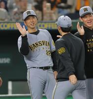 　今季初勝利の富田（右）を迎える藤川監督（撮影・西岡正）