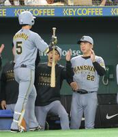 ３回、２ランを放った近本（左）を祝福する藤川監督（右）＝撮影・西岡正