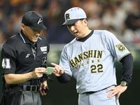 ６回表の攻撃を終え、選手交代を告げる藤川監督（右）＝撮影・中田匡峻