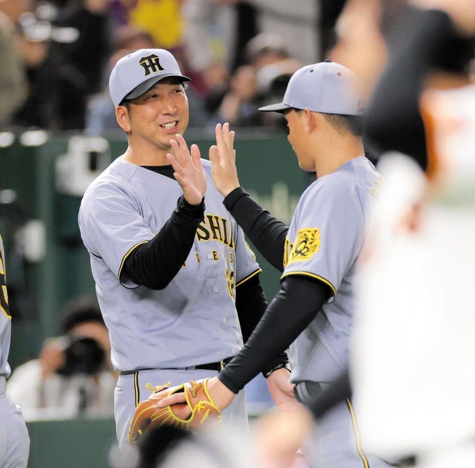 　巨人に勝利し、笑顔でナインとタッチを交わす藤川監督（撮影・西岡正）