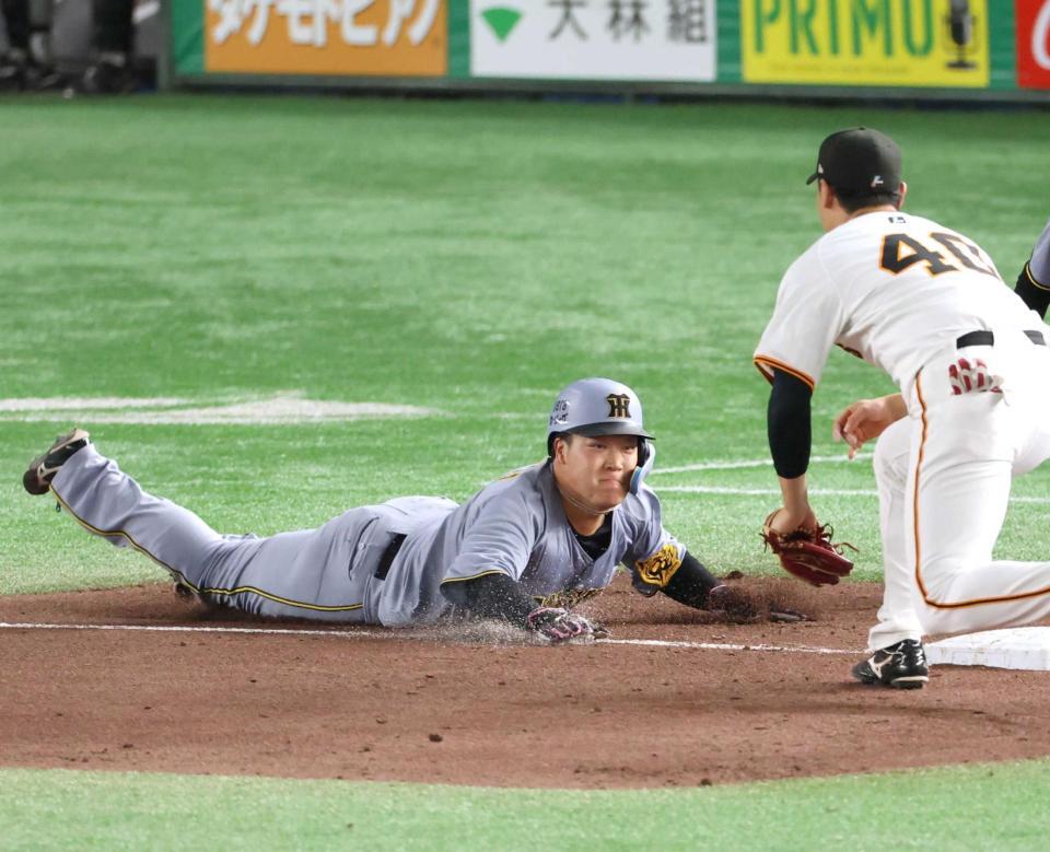 　３回、前川の二塁打での本塁突入を諦め、間一髪帰塁する大山（撮影・金田祐二）