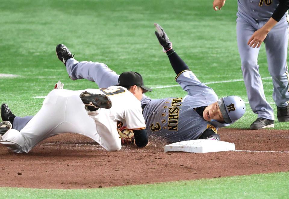 　３回、前川の二塁打で本塁突入を諦め、帰塁する大山（撮影・金田祐二）