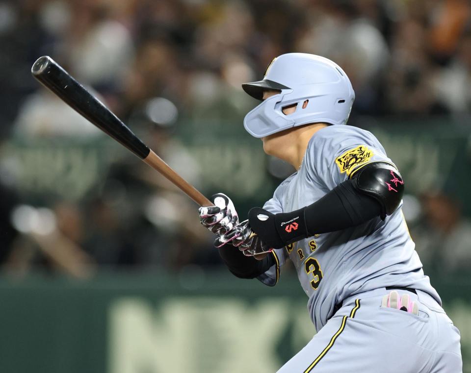 　３回、センターへ勝ち越し適時打を放つ大山（撮影・中田匡峻）