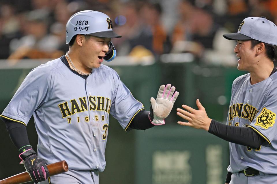 　３回、坂本の適時打で生還し、高寺（右）とタッチを交わす三走の大山（撮影・中田匡峻）