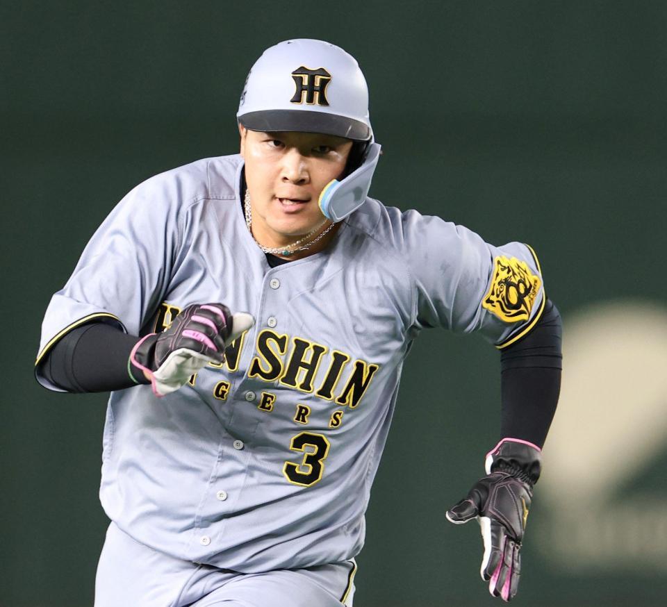 　３回、前川のレフトへの二塁打で一塁から一気に三塁へ向かう大山（撮影・中田匡峻）