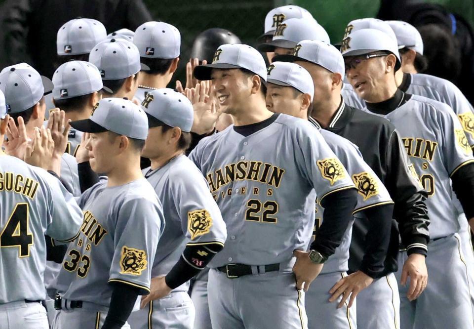 　笑顔でナインを迎える藤川監督（撮影・金田祐二）