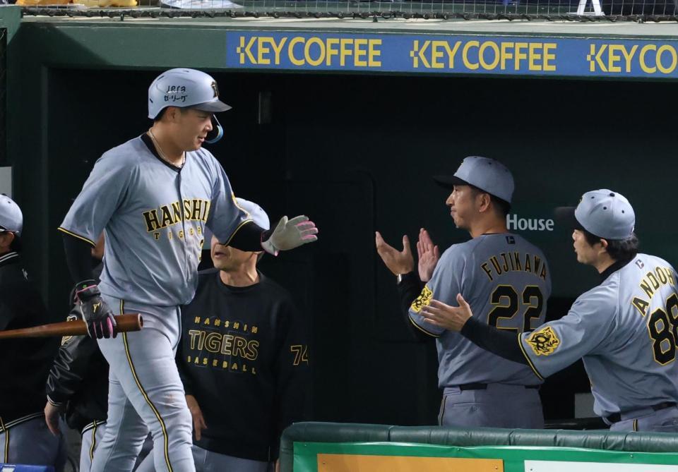 　３回、坂本の適時打で生還した大山を拍手で迎える藤川監督（撮影・金田祐二）