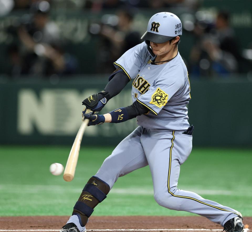 　１回、中前打を放つ中野（撮影・中田匡峻）