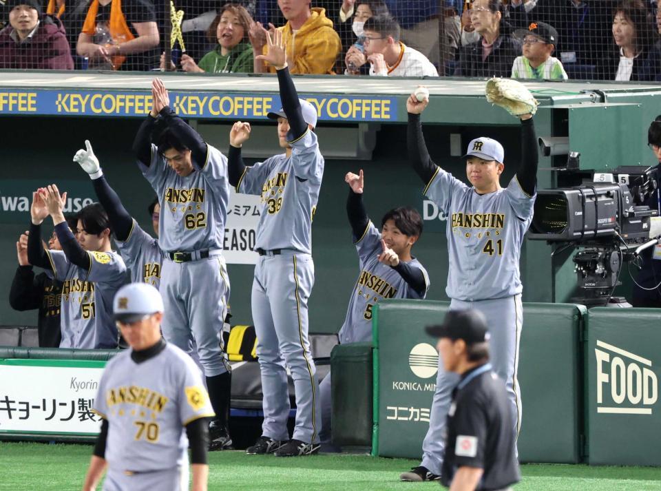 　７回、追加点に沸く村上（右端）ら阪神ナイン（撮影・金田祐二）