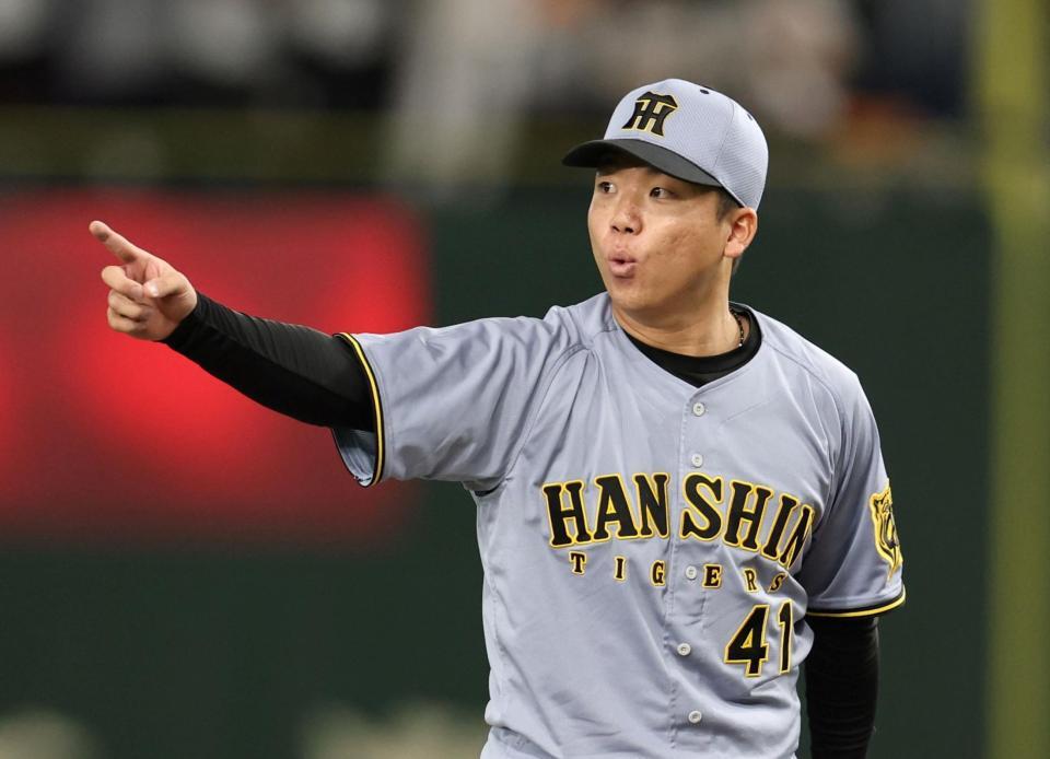 　５回、甲斐の三直を処理した佐藤輝に声をかける村上（撮影・中田匡峻）