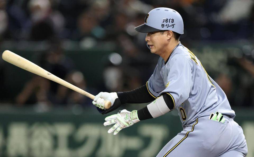 　６回、中前打を放つ木浪（撮影・中田匡峻）