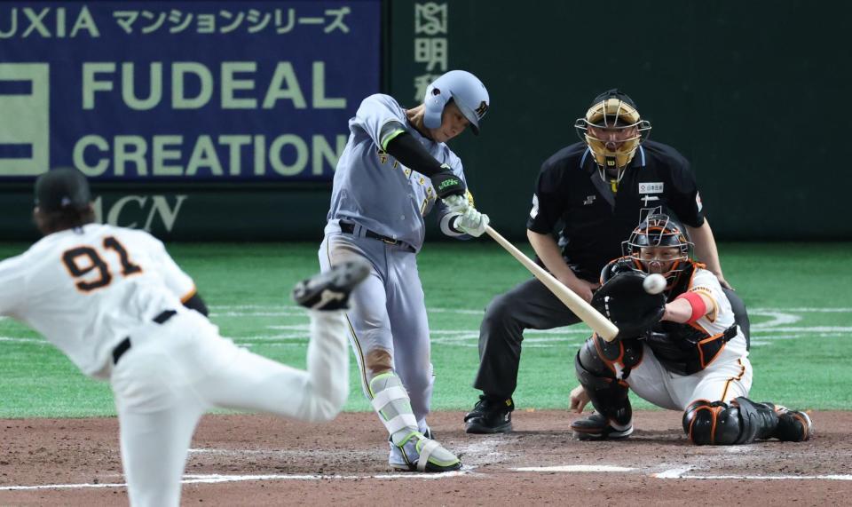 　７回、走者一掃の適時二塁打を放つ木浪（撮影・金田祐二）