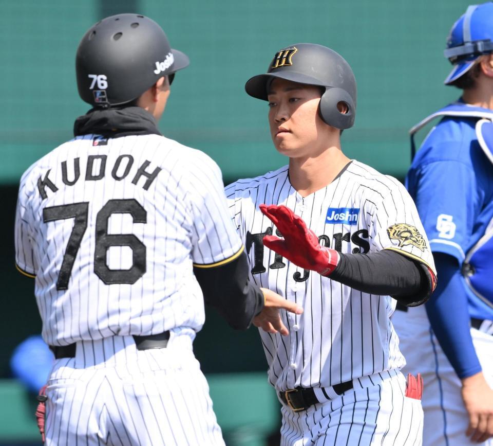 　２回、先制本塁打を放ち生還する中川（右）＝撮影・西田忠信