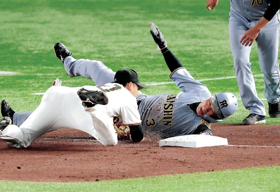 　３回、前川の二塁打での本塁突入を諦め、間一髪帰塁する大山＝４日