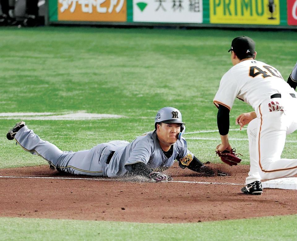 　３回、前川の二塁打での本塁突入を諦め、間一髪帰塁する大山＝４日